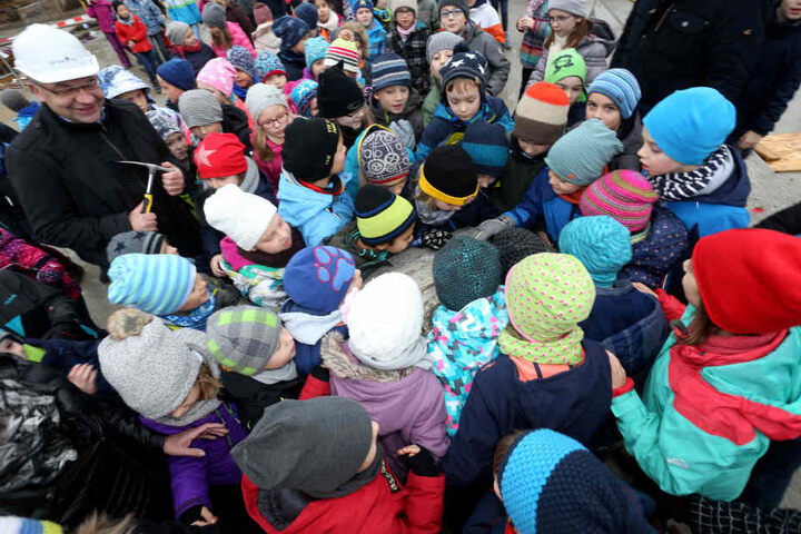 Riesenandrang kleiner Lernzwerge bei der Grundsteinlegung: Freiberg bekommt eine neue, knapp sechs Millionen Euro teure Grundschule.