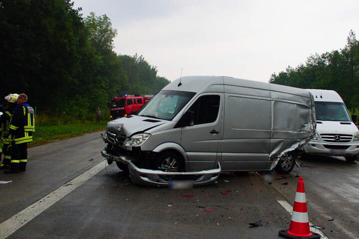 Neben Autos waren auch Transporter in den Crash verwickelt.