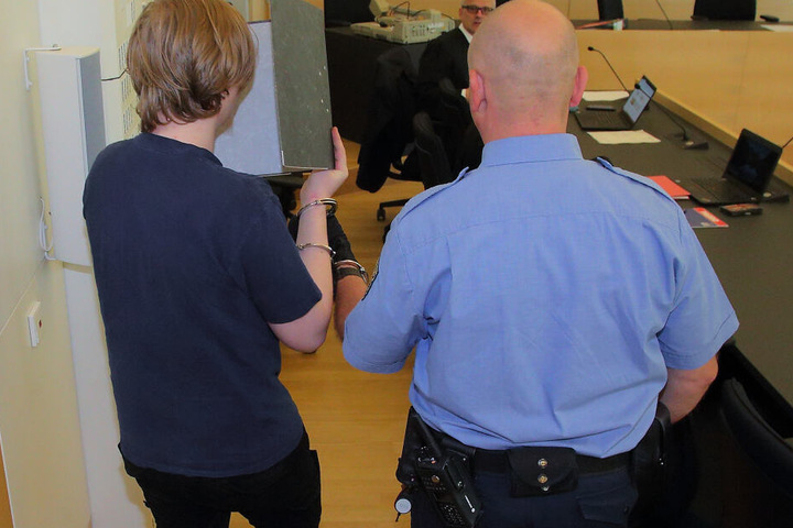 Der Österreicher Alexander S. (19) leidet laut Gutachter unter Psychosen. Er überfiel selbst eine Tankstelle, half später laut Anklage Marie-Louise bei ihren Taten.