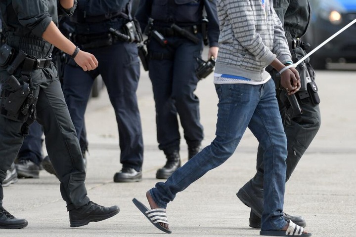 Zwei Männer kamen in Polizeigewahrsam. (Symbolbild)