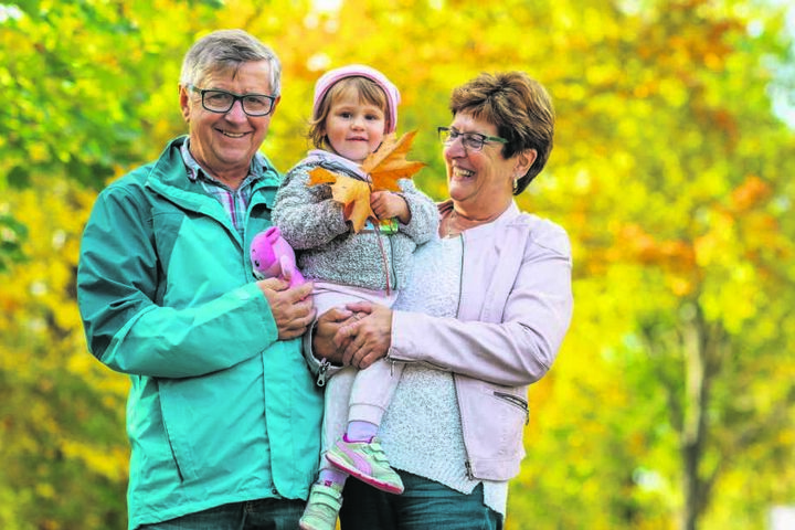 Ein Herz und eine Seele: Heidemarie (65) und Jürgen Müller (65) mit Alexandrina (2).