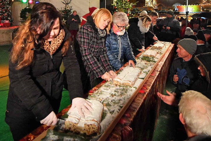 Offiziell eröffnet wurde der Weihnachtsmarkt mit dem Anschnitt des Riesenstollens.