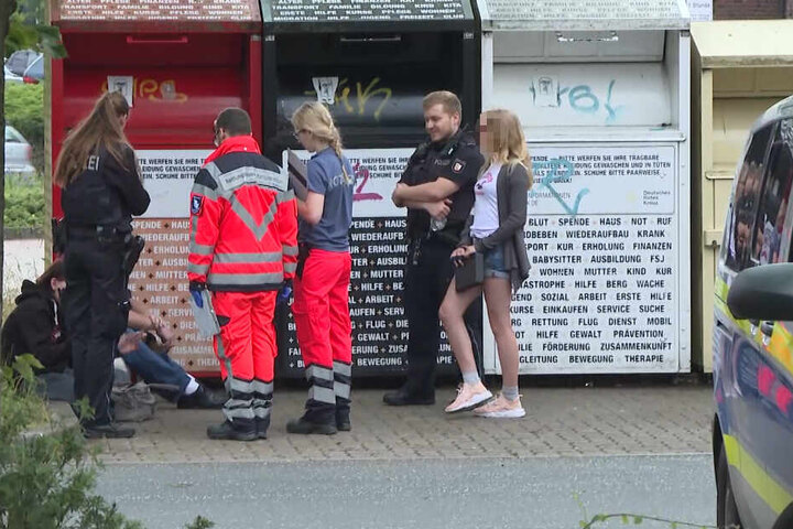 Polizei und Rettungsdienst kümmern sich um Kunden des Supermarktes.