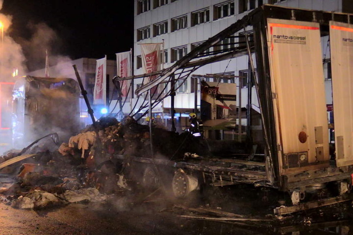 Der Sattelzug nach dem schweren Brand.
