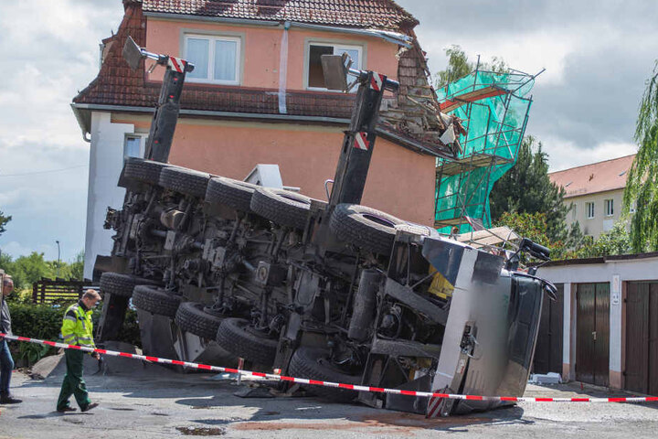 Umgekippter Baukran in Bautzen: Der Kranführer wurde verletzt. Nur einer von
vielen Arbeitsunfällen in Sachsen.