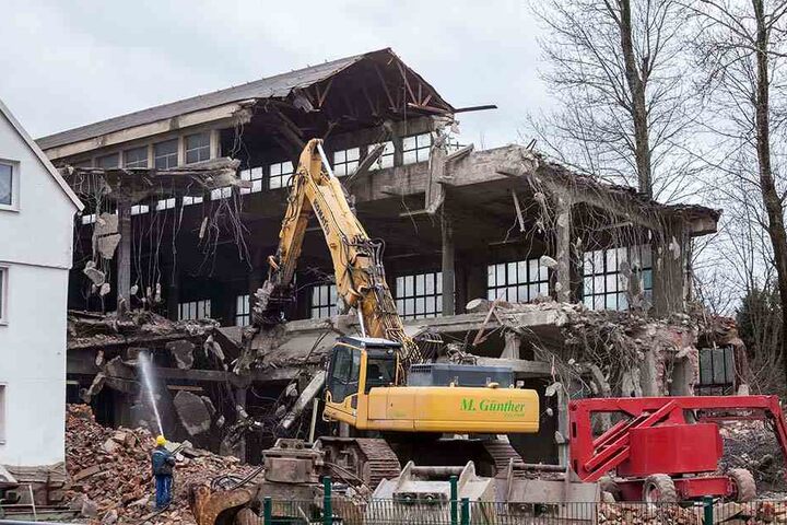 Erst Färberei, dann Galvanikbetrieb: Derzeit fressen sich die Abrissbagger durch die ehemalige „Galvanik“ in Hartmannsdorf. "Ein Investor ist uns davongerannt", erklärt Bürgermeister Uwe Weinert (55). Er will das Gelände am Dorfbach begrünen.