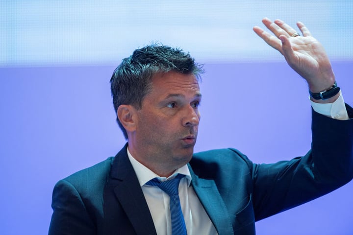 Die Laudatio auf Klopp hält sein ehemalige Weggefährte Christian Heidel.