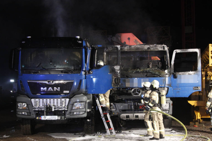 Die Feuerwehr bei den Löscharbeiten von zwei Lkw, die in der Nähe ebenfalls gebrannt haben.