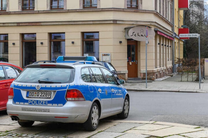 Die Polizei sichert das Restaurant Schalom am Brühl.