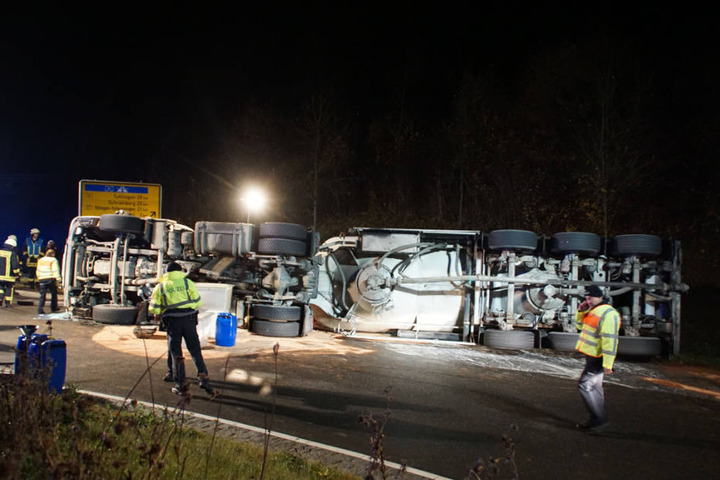 Warum der Lkw umkippte, ist noch unklar.