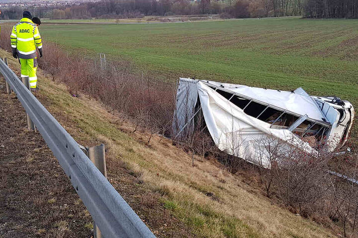 Auf der B178 wurde ein Transporter von der Fahrbahn geweht, der Fahrer wurde schwer verletzt.