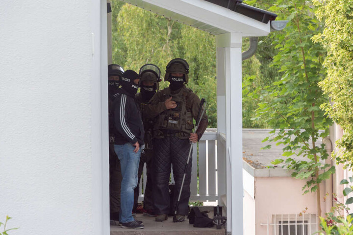 Spezialkräfte vor dem Haus in Seevetal.