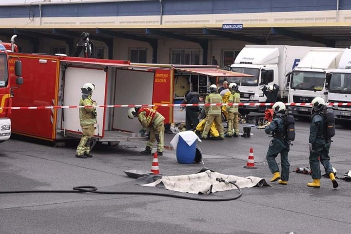 Die Feuerwehr ist mit einem Großaufgebot vor Ort.