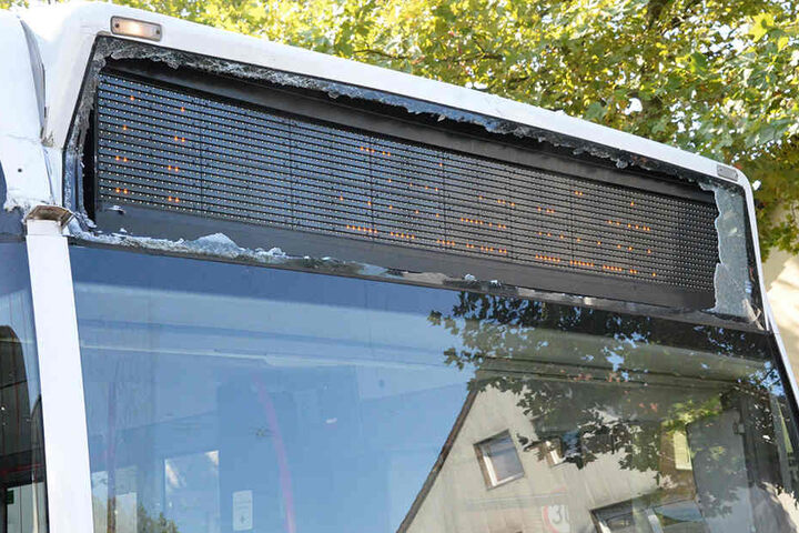 Der Bus war zu weit nach rechts gefahren, dann krachte es.