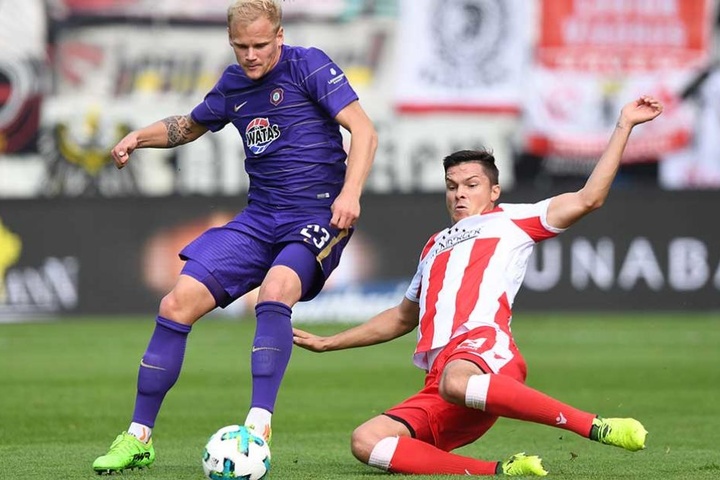 Aues Sören Bertram (l) kämpft mit Unions Fabian Schönheim um den Ball.