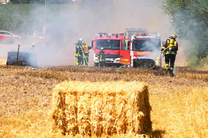 Die Feuerwehr musste im Anschluss das brennende Stoppelfeld löschen.