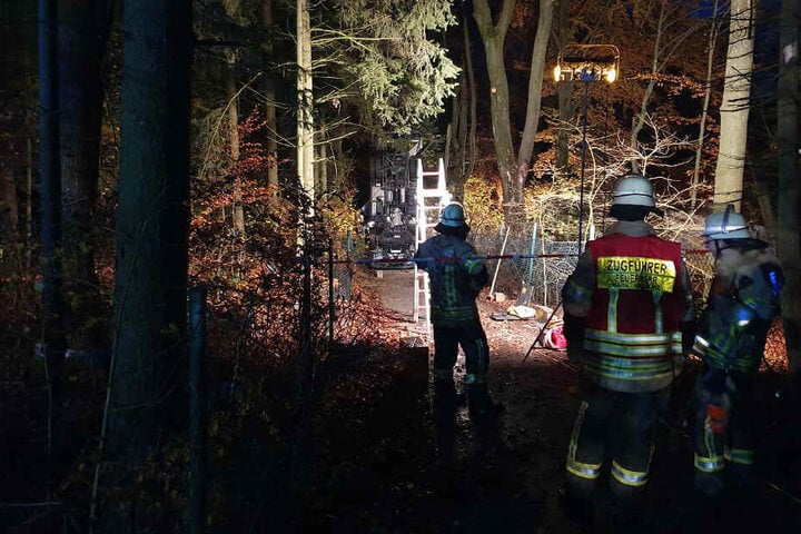 Die Feuerwehr bei der Bergung der Hebebühne.