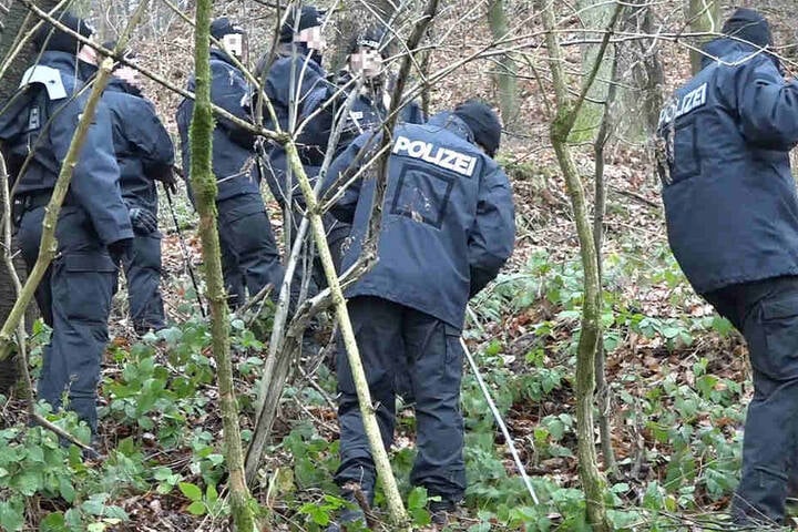Zahlreiche Polizisten durchsuchten ein Waldstück bei Aschaffenburg.