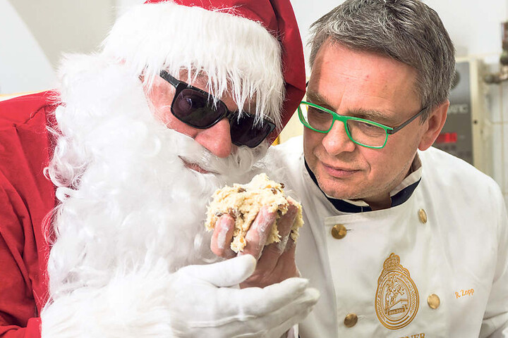 Bäcker Rüdiger Zopp (54) nascht mit dem Weihnachtsmann vom Whisky-Stollenteig.