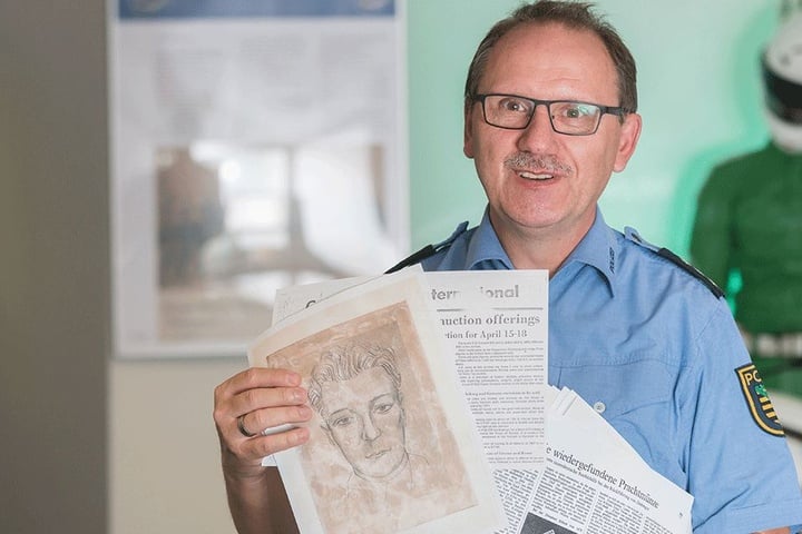 Hauptkommissar Wolfgang Schütze (54) von der Polizeihistorischen Sammlung
stöbert noch heute in den Akten zu dem spektakulären Fall.