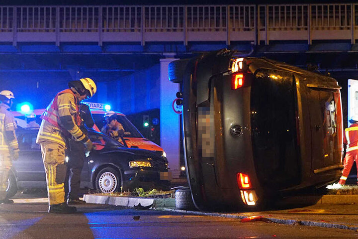 Der VW Tiguan kam auf der Seite zum Stehen.