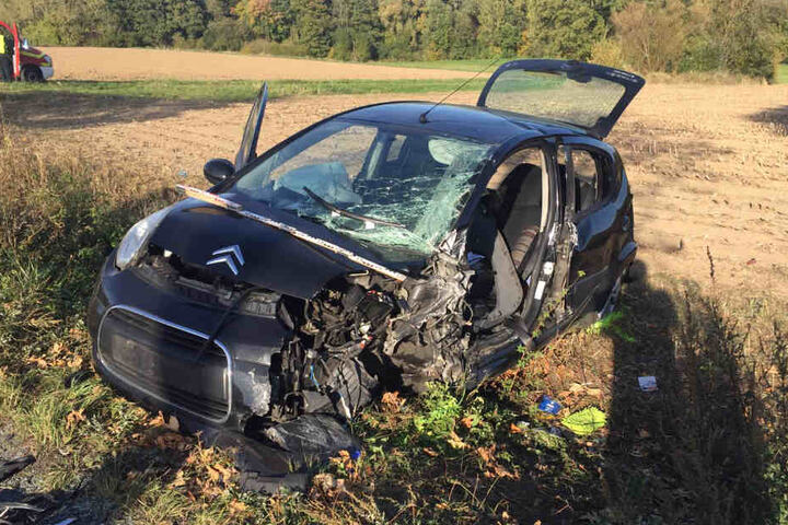 Der Citroen schleuderte auf ein Feld.