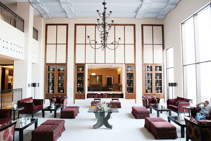 Modern und hell präsentiert sich die Lobby des Hotels.