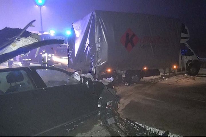 Auch der Kleintransporter wurde bei dem Unfall stark beschädigt.