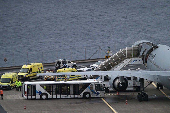 Krankenwagen bringen deutsche Verletzte am Samstag auf dem internationalen Flughafen Funchal, der Hauptstadt der portugiesischen Insel Madeira, zu dem Airbus der deutschen Luftwaffe.