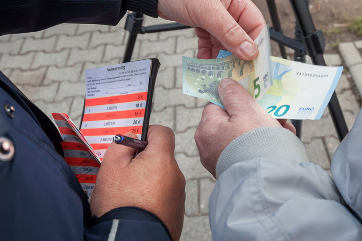 Die meisten Temposünder in der Trützschlerstraße bezahlten ihre Knöllchen gleich vor Ort.