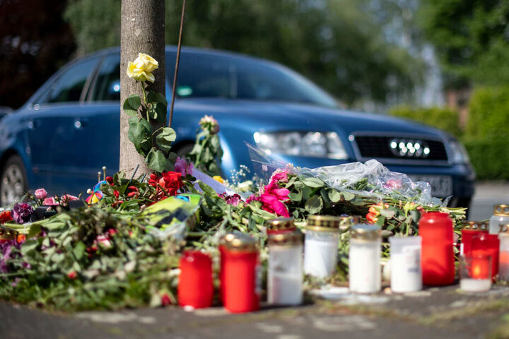 Am Unfallort wurden Blumen für das Opfer niedergelegt.