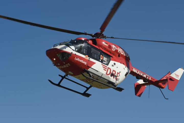 Der 72-Jährige wurde mit einem Rettungshubschrauber in eine Spezialklinik gebracht (Symbolbild).
