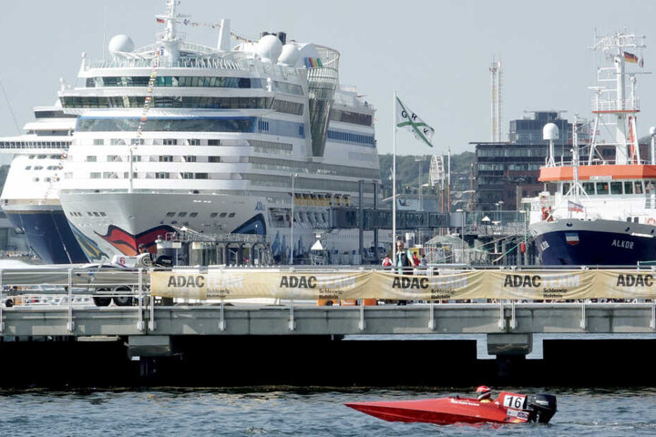 Kreuzfahrtschiffe haben während der Kieler Woche angelegt: Am Rande der Veranstaltung gab es einen Todesfall.