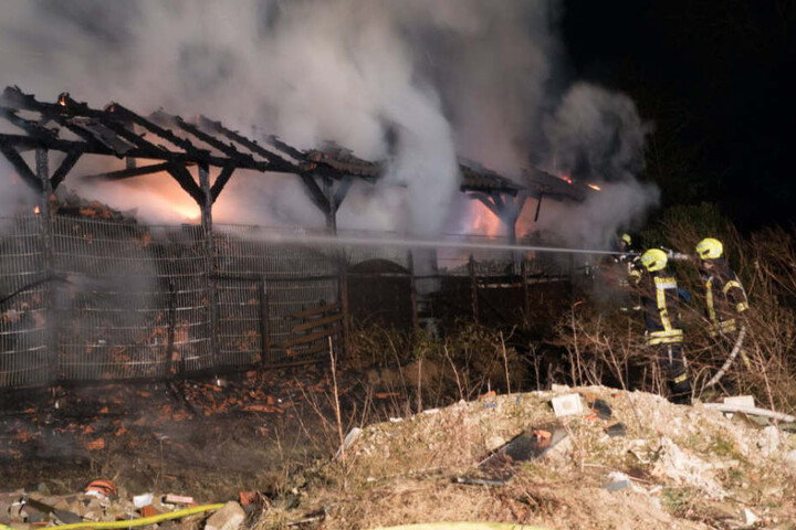 Die Feuerwehr kämpfte gegen die Flammen und die enorme Hitze.