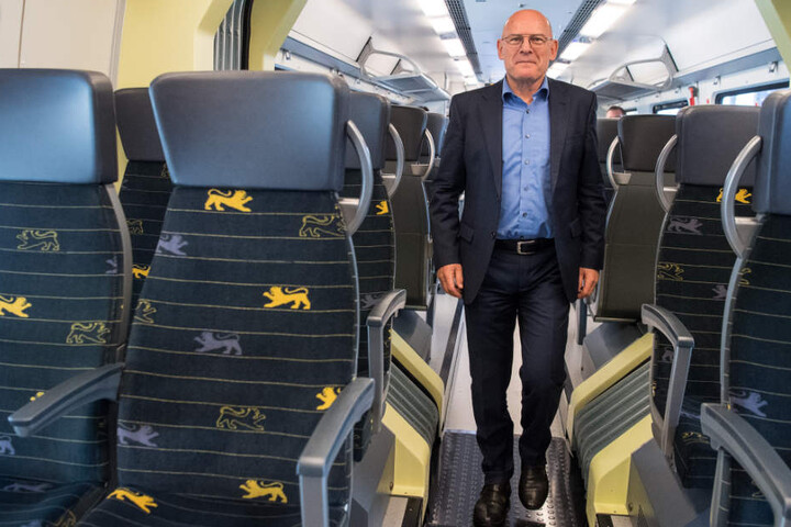 Verkehrsminister Winfried Hermann (Grüne) bei der Vorstellung der neuen Züge am Donnerstag.