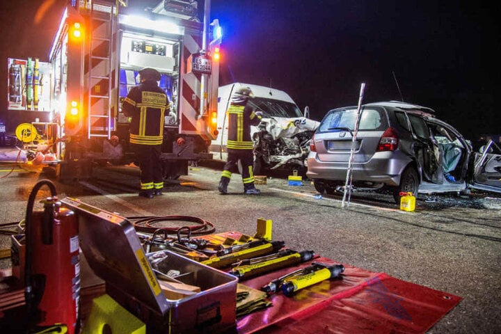 Die Einsatzkräfte an der Unfallstelle in Großbettlingen.