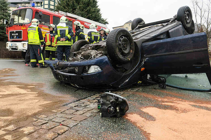 Der Ford war nach dem Unfall auf dem Dach liegen geblieben.