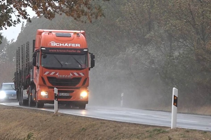 Auf den Sand folgte Starkregen. Auch für Samstag sind in Teilen des Bundeslandes wieder Starkböen gemeldet.