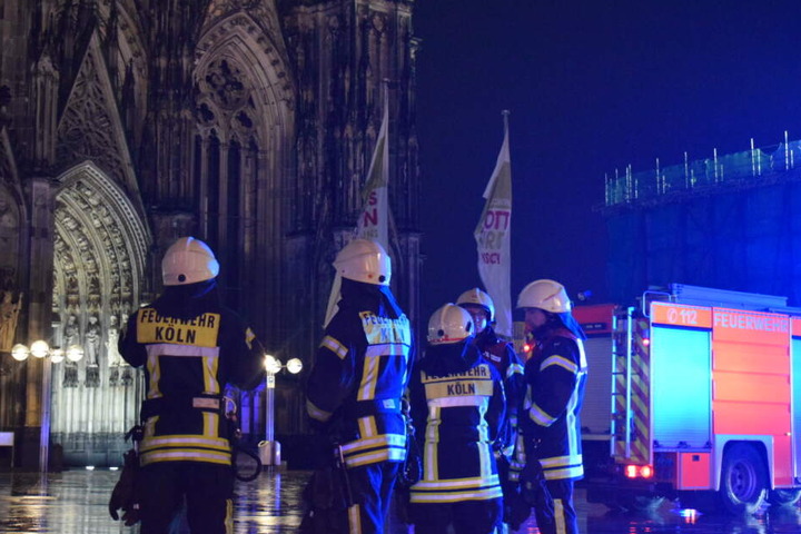 Die Feuerwehr war mit 165 Kräften zum Kölner Dom geeilt.