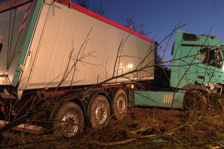 Der Lastwagen rutschte in den Graben.