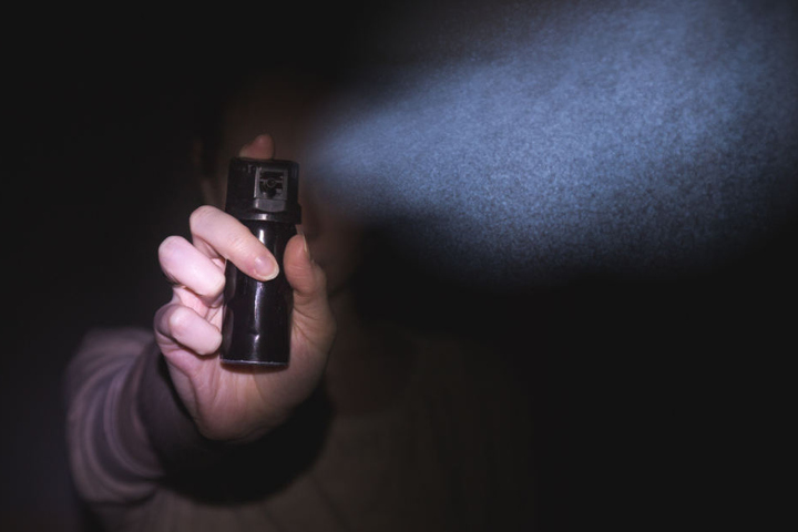 Mit Pfefferspray quälte der Unbekannte den Hund. (Symbolbild)