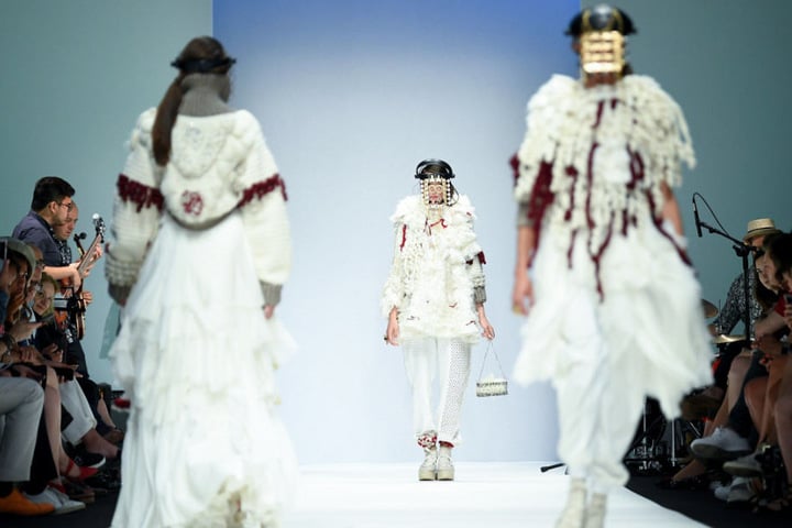Models präsentieren Kreationen der Designerin Miriam Prat Gutierrez bei der Fashion Week. Am Sonntag werden Designerstücke dann auch günstiger verkauft.