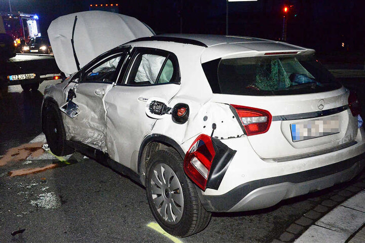 Die Fahrerin (57) des Mercedes musste aus der Frontscheibe gerettet werden.