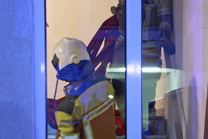 Feuerwehrmänner im Treppenhaus.