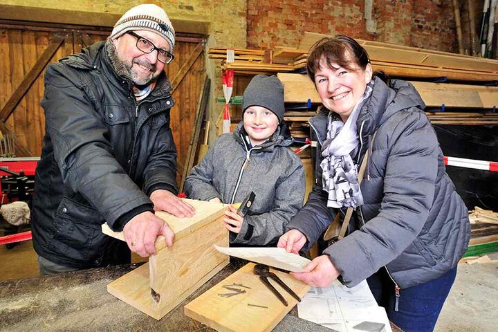 Bastelspaß mit den Enkeln: Thorsten (55) und Ute Schmidt (52) zimmerten mit Derek (10) in der Naturschutzstation einen Nistkasten.