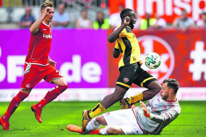 1:0-Sieg beim 1. FC Kaiserslautern! Mit dem Bauch erzielt Erich Berko (M.) das wichtigste Tor für Dynamo in der Saison 2017/18. Er überwindet FCK-Keeper Marius Müller.