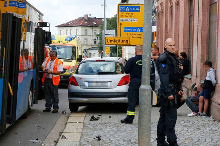 Polizei und Rettungsdienst sind vor Ort.