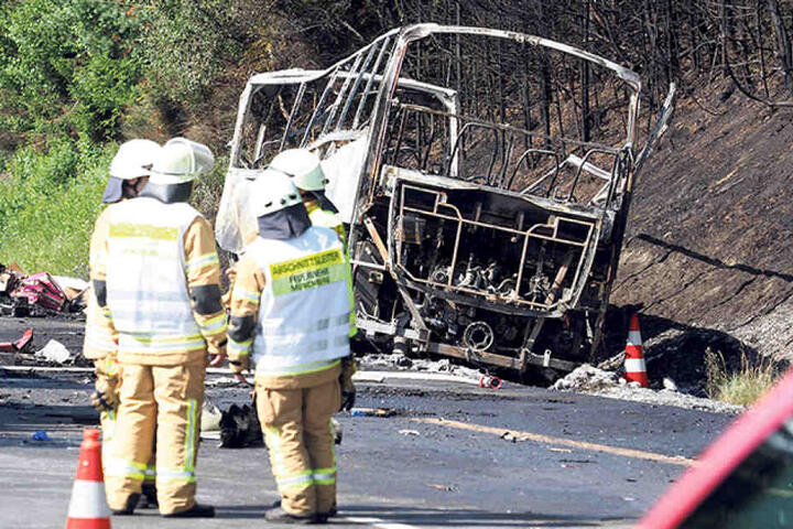 Über 200 Rettungskräfte waren im Einsatz. Die Ermittlungen konzentrieren sich
nun auf die Unfallursache.