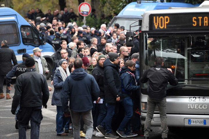 Die SGE-Anhänger dürfen nur mit einem Bus-Shuttle zum Stadion fahren.