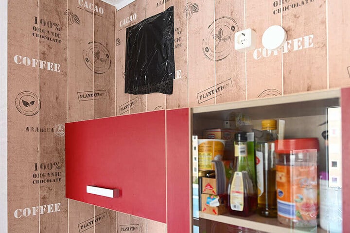 Die Mieterin klebte die Lüftungsschächte ab, über die Aasfliegen in ihre Wohnung eindrangen.